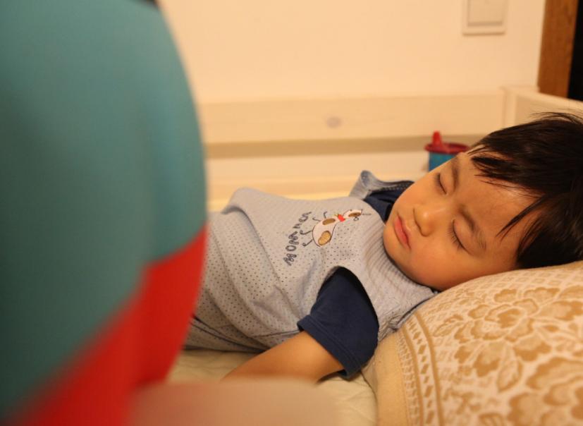 孩子胆小不肯分房睡,孩子胆小不愿意和小朋友玩怎么办