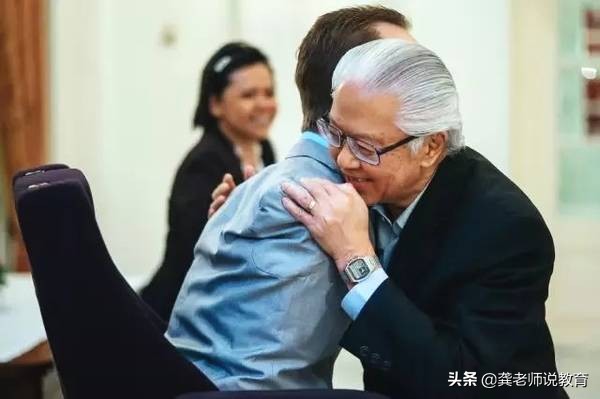 没有四肢的生命斗士,他没有腿但他却能坚强地站起来