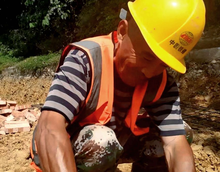 铁路烈日下最美的坚守,致敬烈日下挥汗如雨的劳动者
