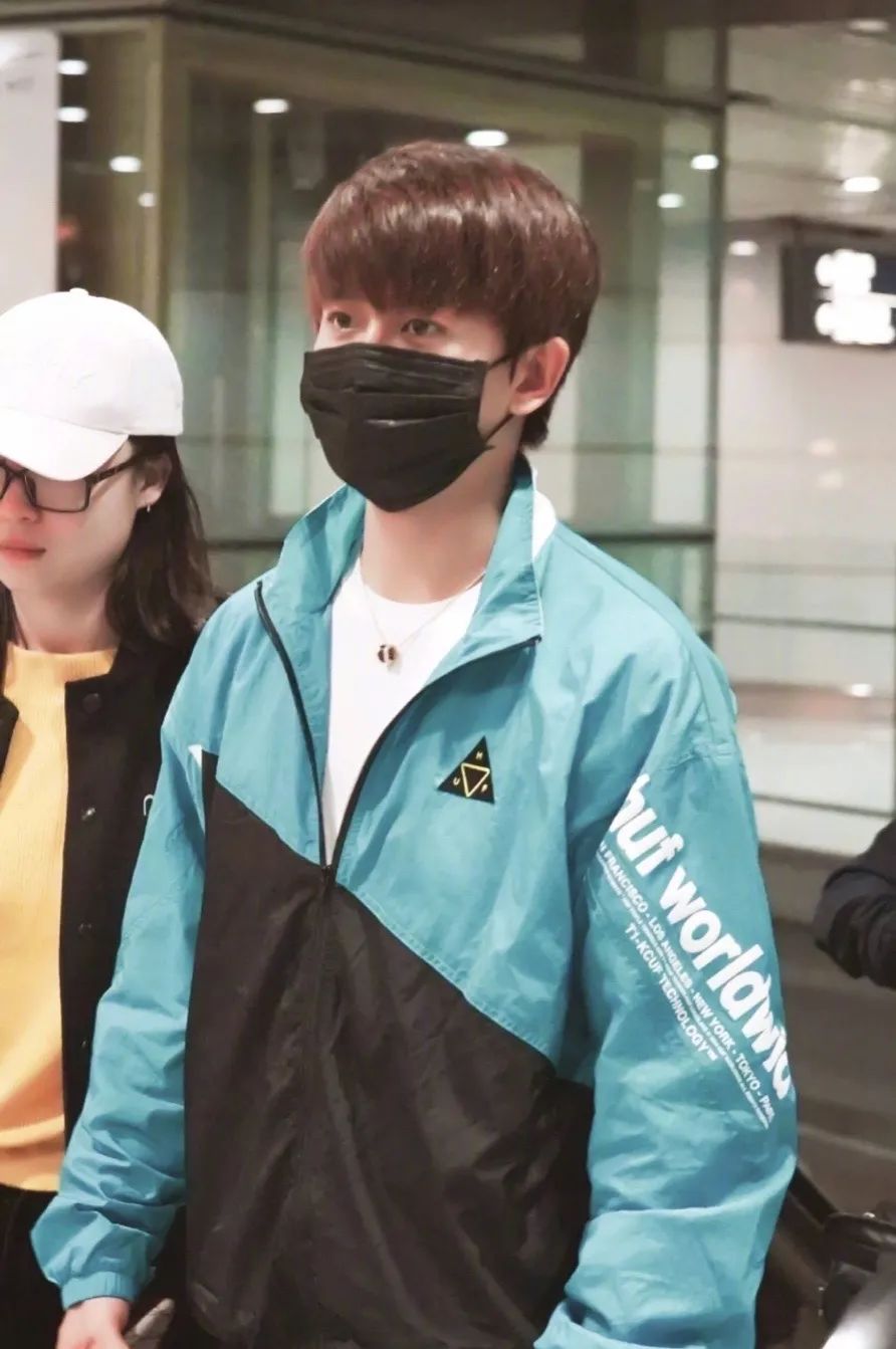 衣品超级好的男明星,王嘉尔穿的蔡徐坤同款衣服