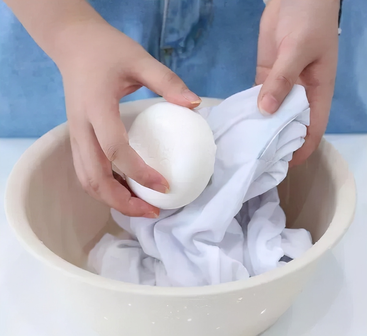 女性裤子上有黄色的东西正常吗,内裤上有黄红的分泌物是怎么回事