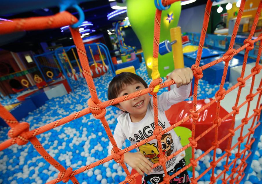 儿童纸尿裤滑滑梯,穿纸尿裤的宝宝滑滑梯