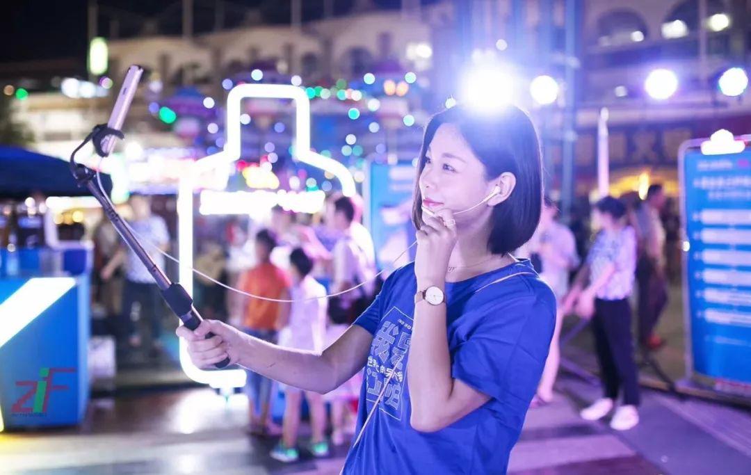 免费玩还送手机？网红小姐姐现场带你通关拿口红，到场就送礼品！