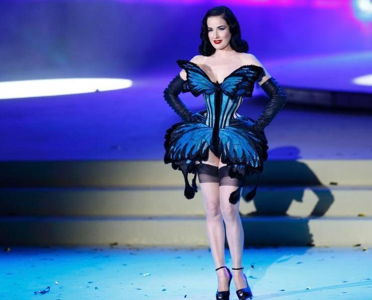 她19岁成为脱衣舞娘身家2亿,拒绝查尔斯邀约,女人都会被她迷住