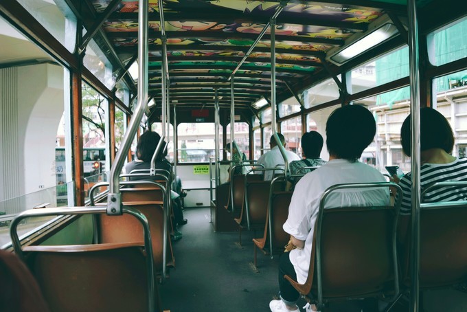 世界将我包围下一句,世界将我包围演唱