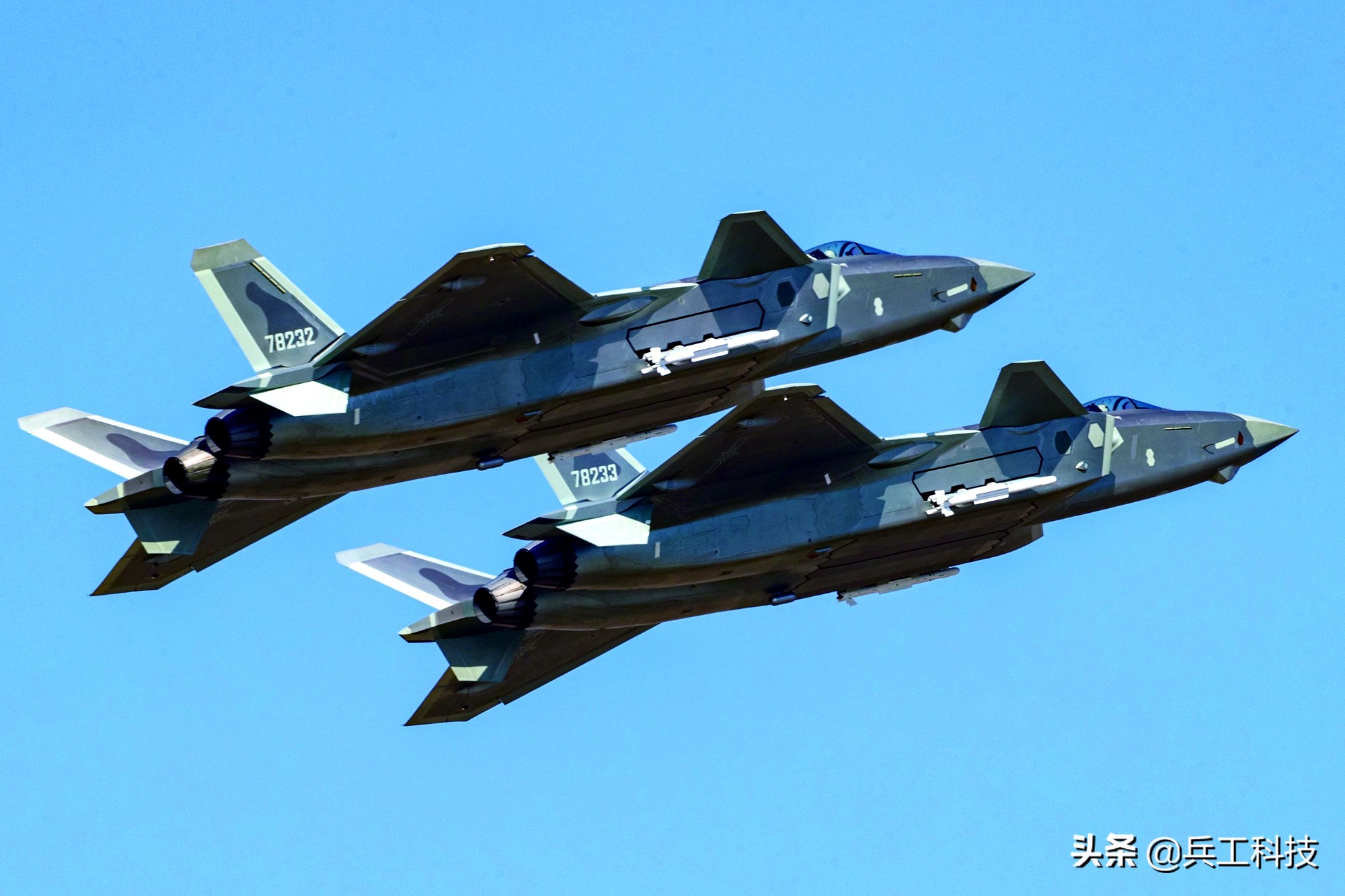 歼20和f-22之间的差距到底有多大,歼20和f-22之间的差距究竟有多大