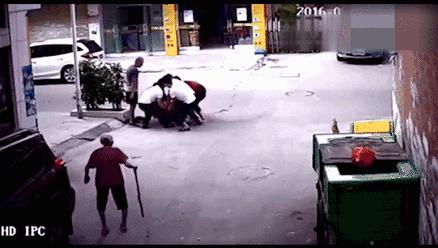 乞丐街头行乞认出妈妈,五年后街头乞讨认出妈妈