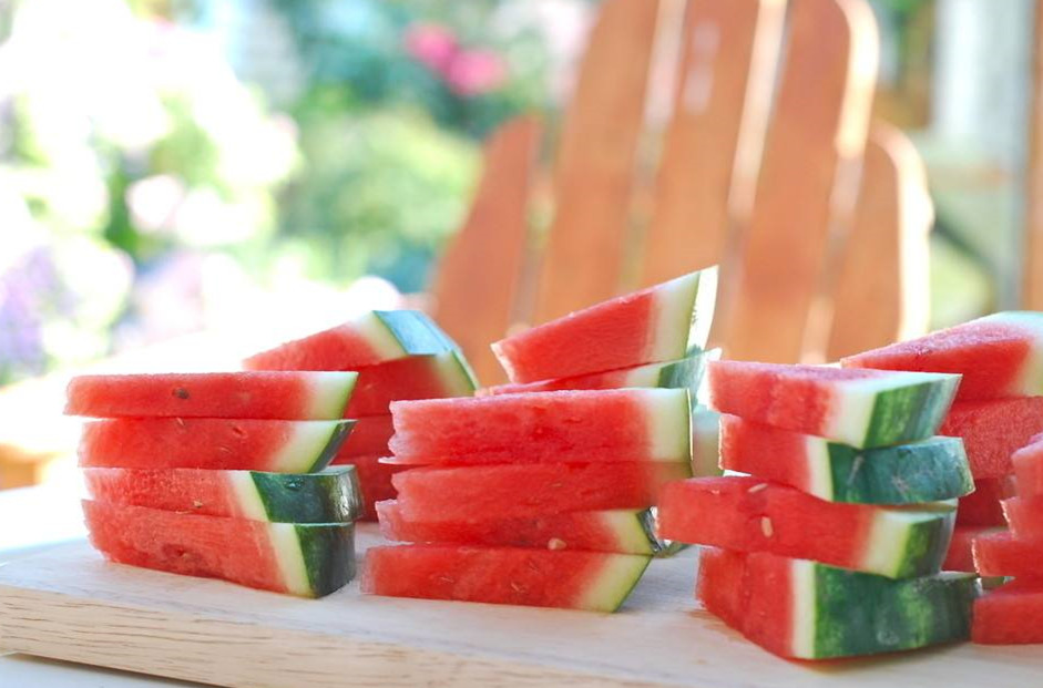 西瓜怎么吃生活小妙招,西瓜吃多了难受要吃什么