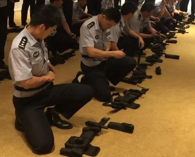 新型伸缩警棍使用方法,伸缩警棍有几种打开的方式