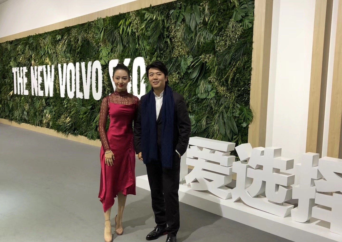 吉娜穿吊带礼服弹钢琴,吉娜一袭复古白色蕾丝裙笑颜甜美