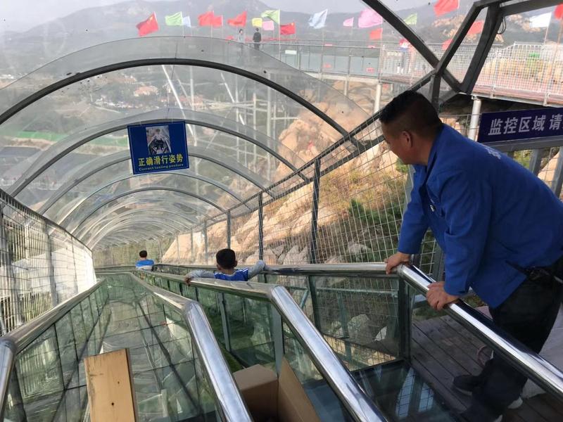 记者体验铁索吊桥,玻璃桥体验
