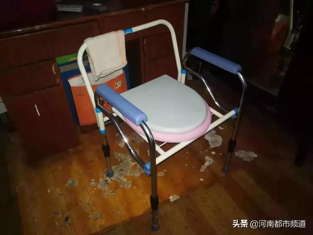 凌晨一点楼下居然传来了敲门声,女子深夜睡觉楼上传来怪声