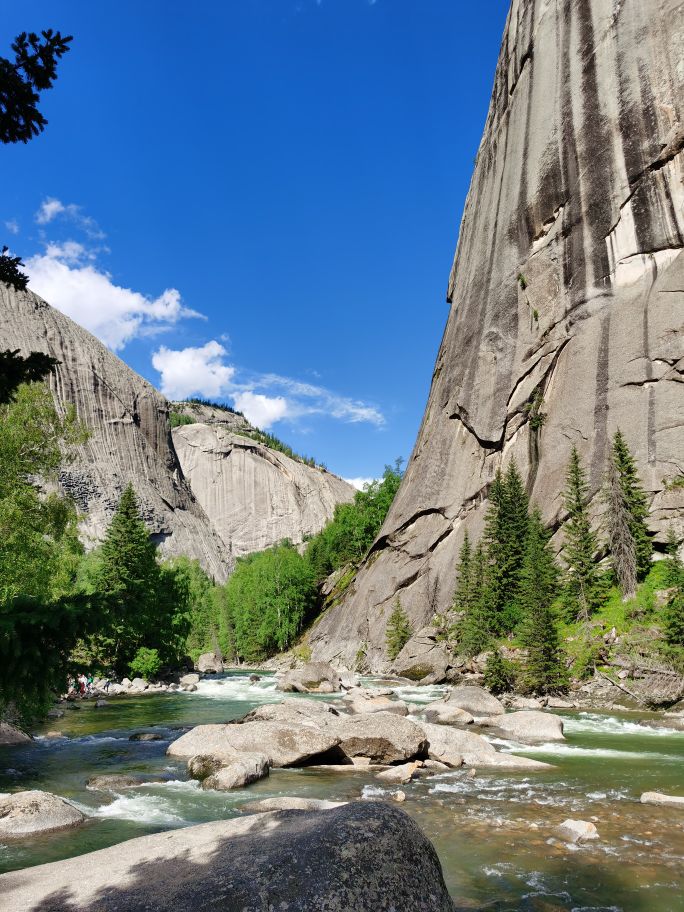 新疆天路可可托海,坐大巴从新疆去哈萨克斯坦