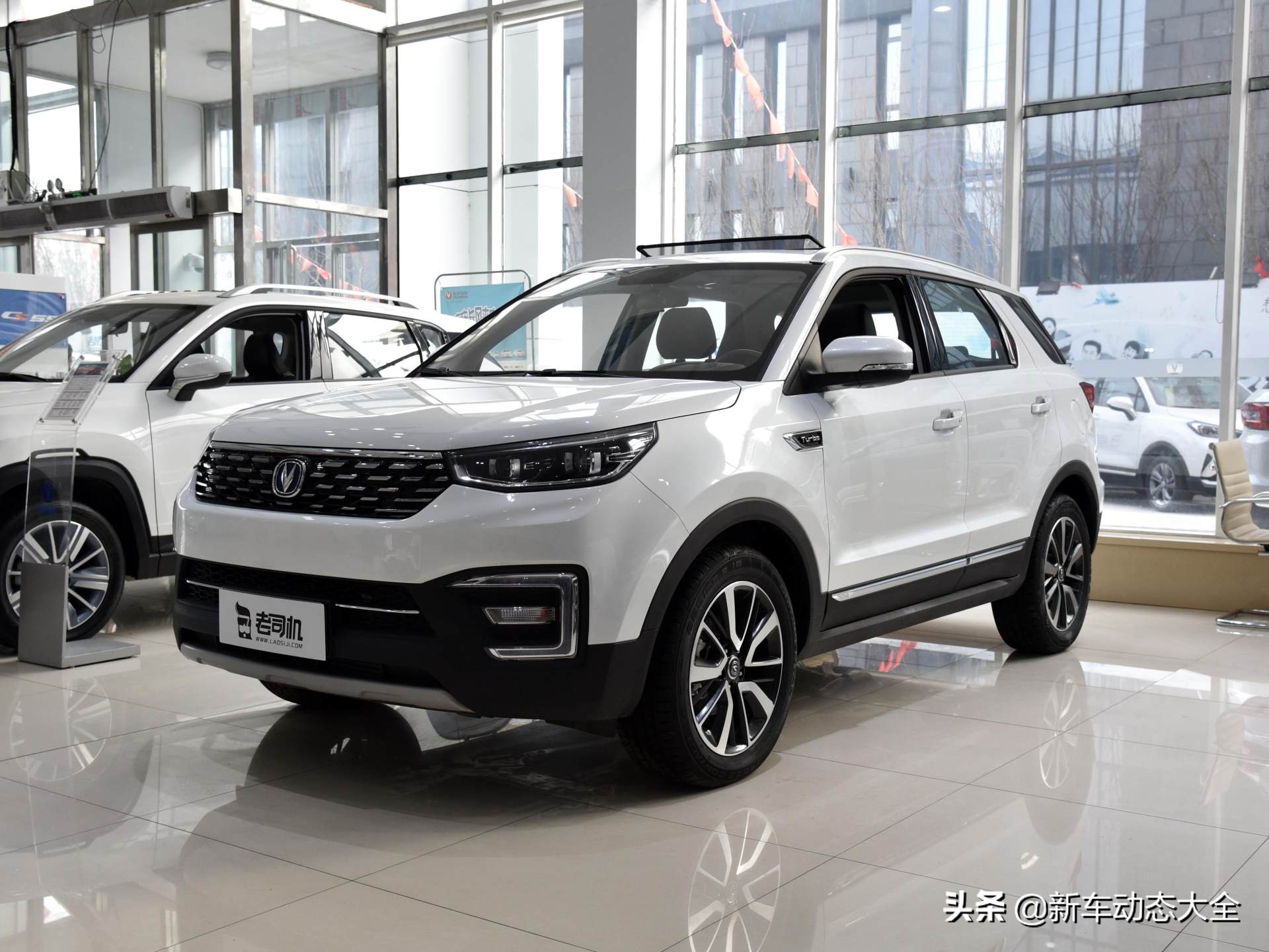 更低价配置不减,小巧好停车油耗低的自动挡SUV,实拍长安CS55