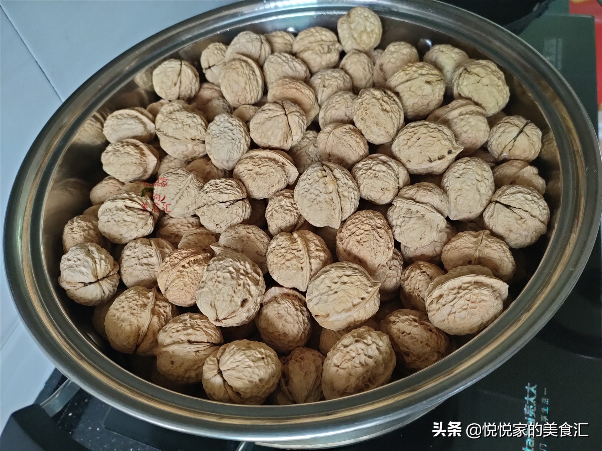 怎样才能正确的剥核桃里面的果肉,怎么徒手剥一个完整的核桃