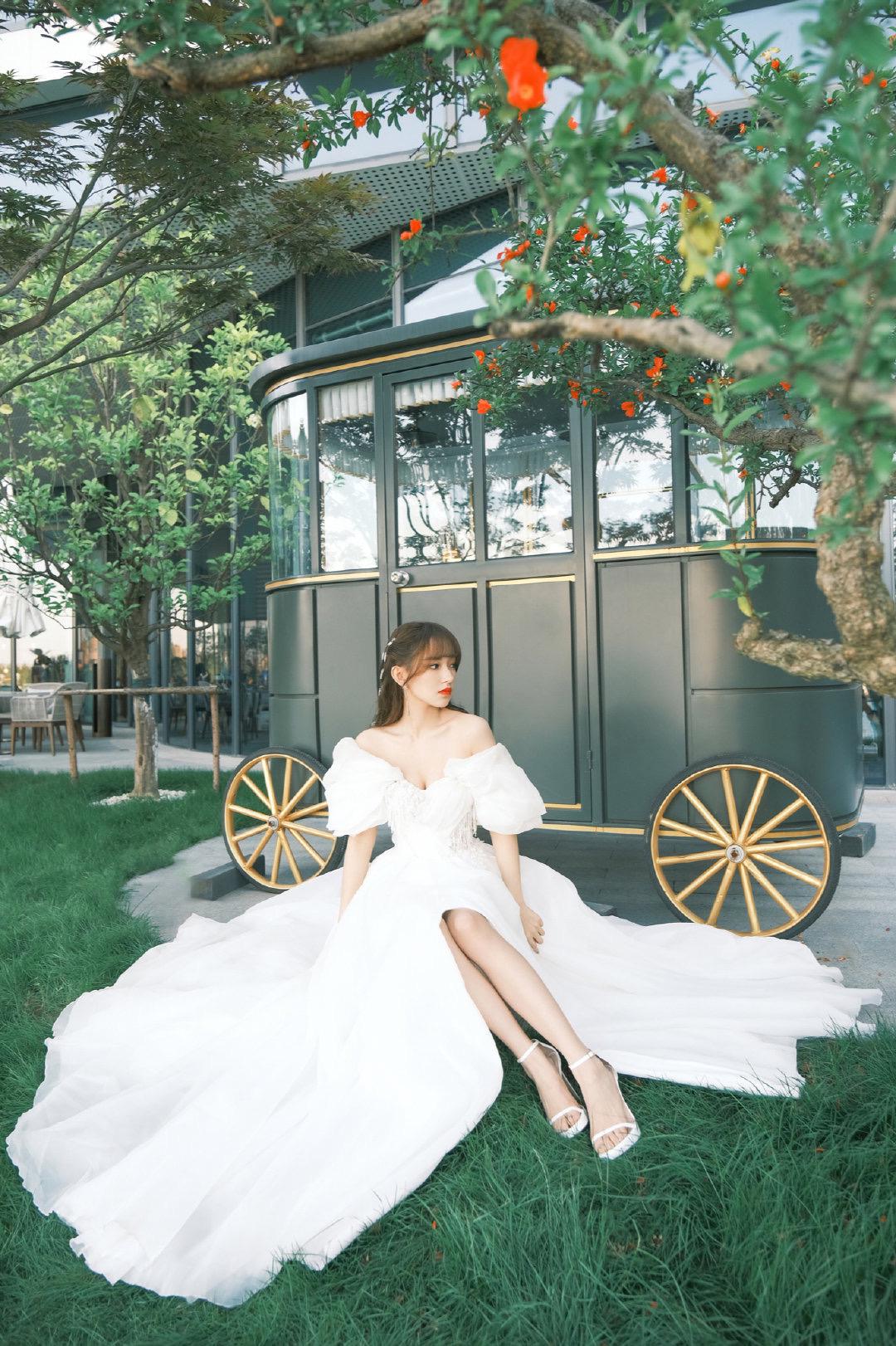 程潇抹胸长裙造型,程潇黑色深v抹胸裙走红毯