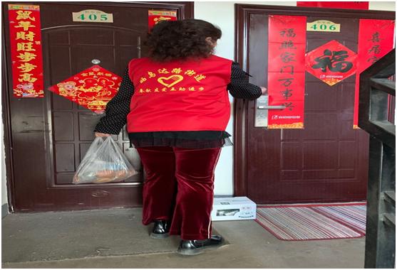 党员干部进社区主动请缨抗疫情,预防疫情税务干部进社区