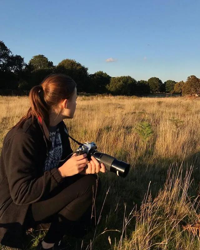 葬礼当天，她成为了四个孩子的“后妈”，网友：这是童话故事吧