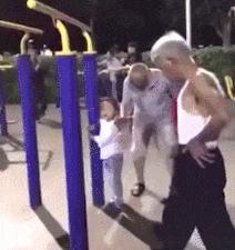 大爷单杠大回环摔下,北京大爷大妈单杠大回环原视频