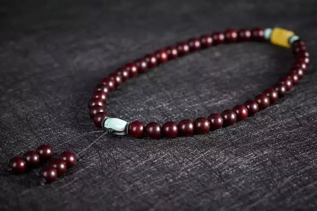 手串配饰是先盘还是先上配饰,沉香手串配饰和无配饰哪个好