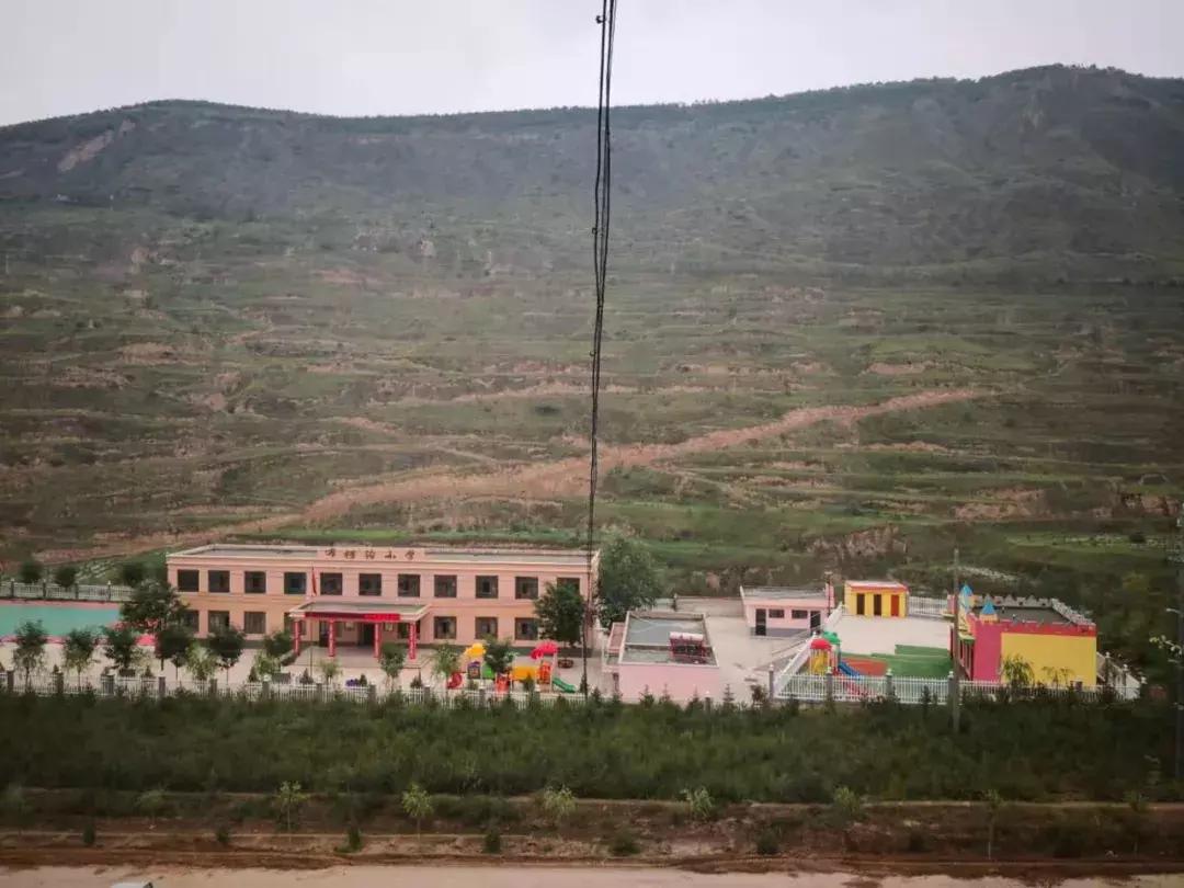 毛主席率红军长征翻过六盘山，习*平近**总书记叮嘱让这里的群众尽早脱贫