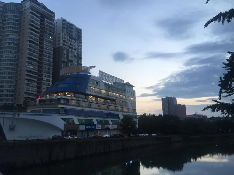 大巴车上买了“导游”的胶鞋,过会儿又来另一导游,说她才是真的