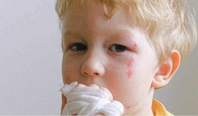 宝宝生气就撞头,宝宝生气要头撞地是怎么回事