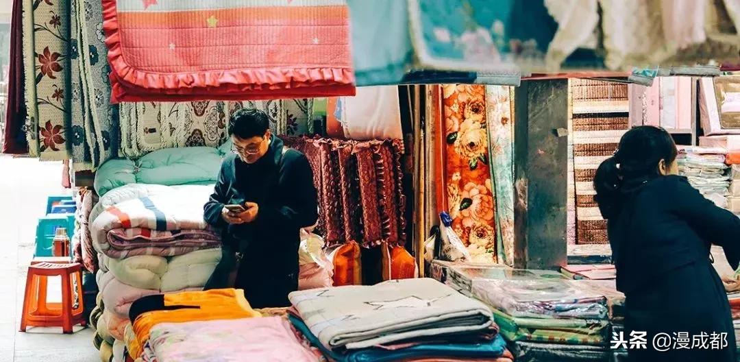 据说不来这里就白来成都，你一定没有见过这么魔幻又传奇的荷花池