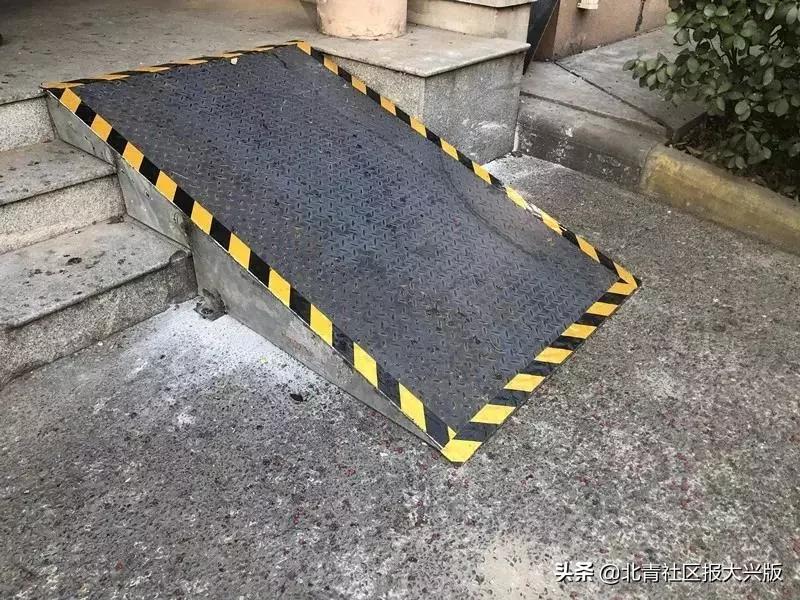 要及时感知社区居民的烦心事,从居民关心的小事为切入点