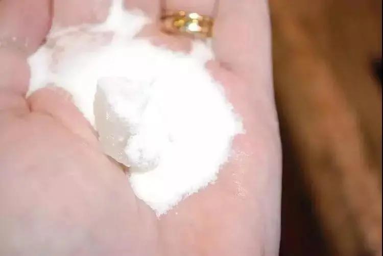 冬天手变得粗糙怎么办,冬季腿部胳膊干燥起皮用什么护肤