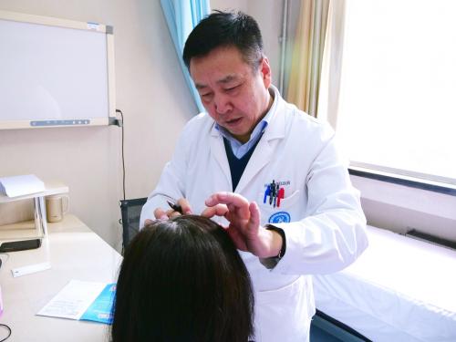 国内哪个专家能治疗特应性皮炎,中国治疗特应性皮炎最好的医生