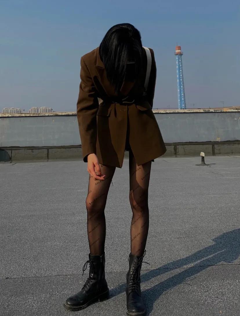 冬天如何穿黑丝，性感、不俗还保暖的那种？