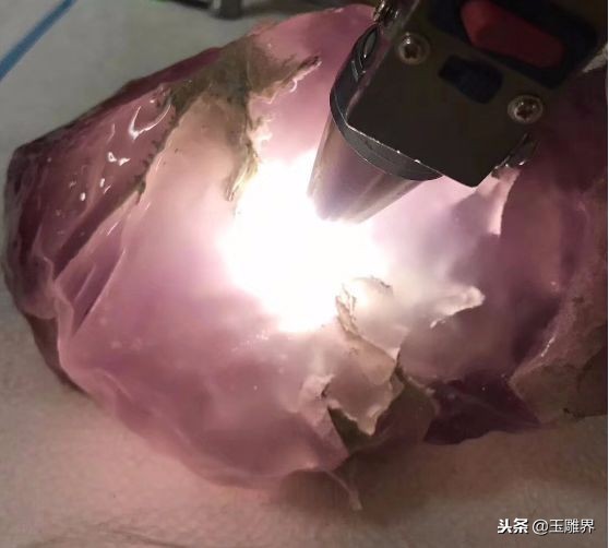 紫罗兰翡翠有紫色点,紫罗兰翡翠在灯光下的对比