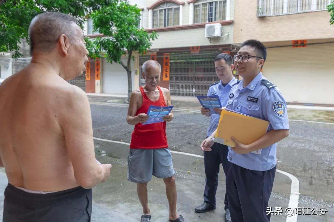 警民共筑连心桥携手保平安,社区警务室与社区共同开展工作