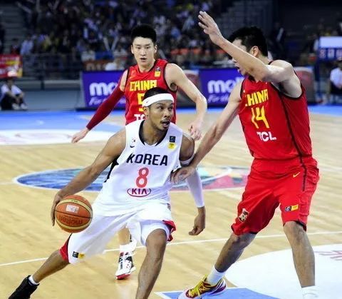 王治郅易建联首发,王治郅易建联带队