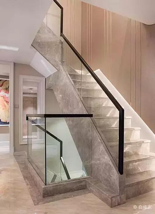 他家像宫殿!巨型水晶灯,黄金瓷砖,金碧辉煌,住上一晚值了