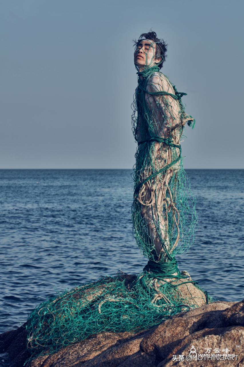 给明星做造型的“垃圾”行为艺术家?雷人背后的那一份深刻……