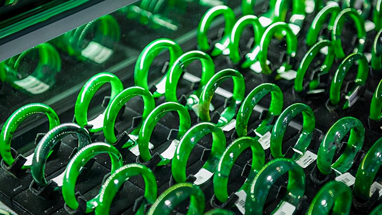 五彩斑斓的和田玉家族!这抹价值不菲万的“绿”来自何方?