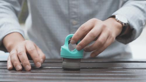 还在用双手费劲拧杯盖？我只要3根手指，1秒就开了！