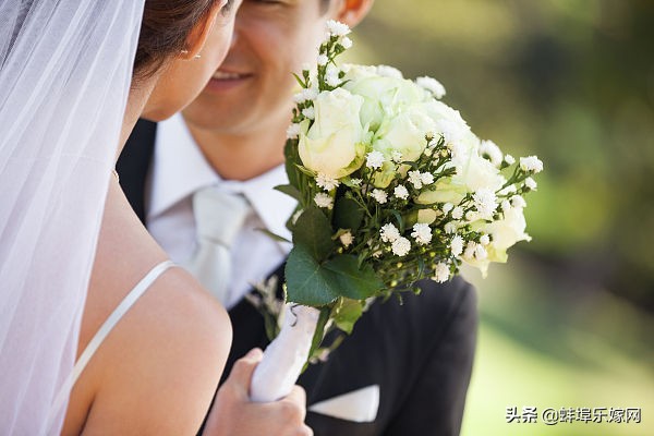 拍婚纱照全买还是只挑套餐,拍婚纱照与办酒席哪个好