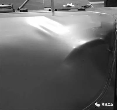 汽车后门角边有点凹进去怎么修复,汽车后门有弧度怎么刮腻子