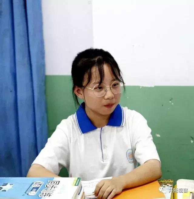 井陉这两个中学被赠与“师为圣贤生栋梁胸怀博爱敬老人”的赞誉，为何？