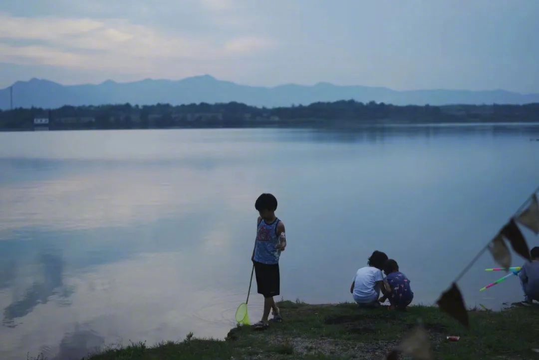 露营这阵风刮得太猛了,组团睡野地到底爽在哪里?