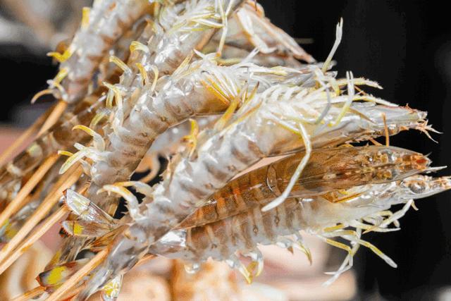 魔都惊现「2层楼小香港」,卖“蹦迪海鲜”!花胶鸡、6头鲍免费送