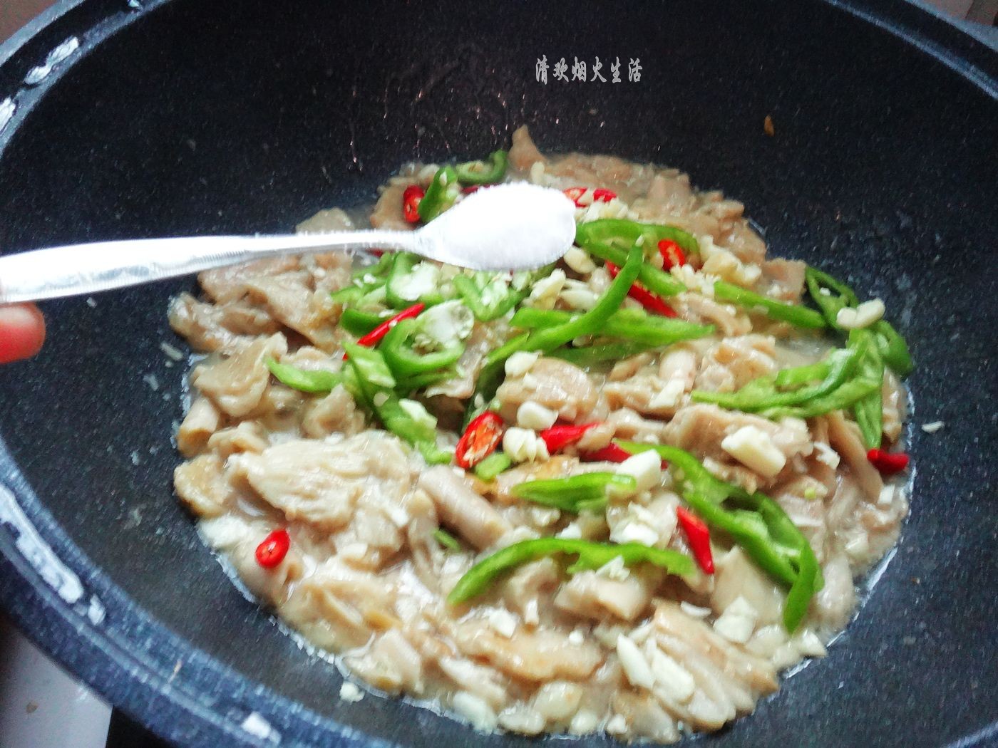 野生菌直接放水里清洗是错误的,教你两招,轻松吃干净美味的菌子