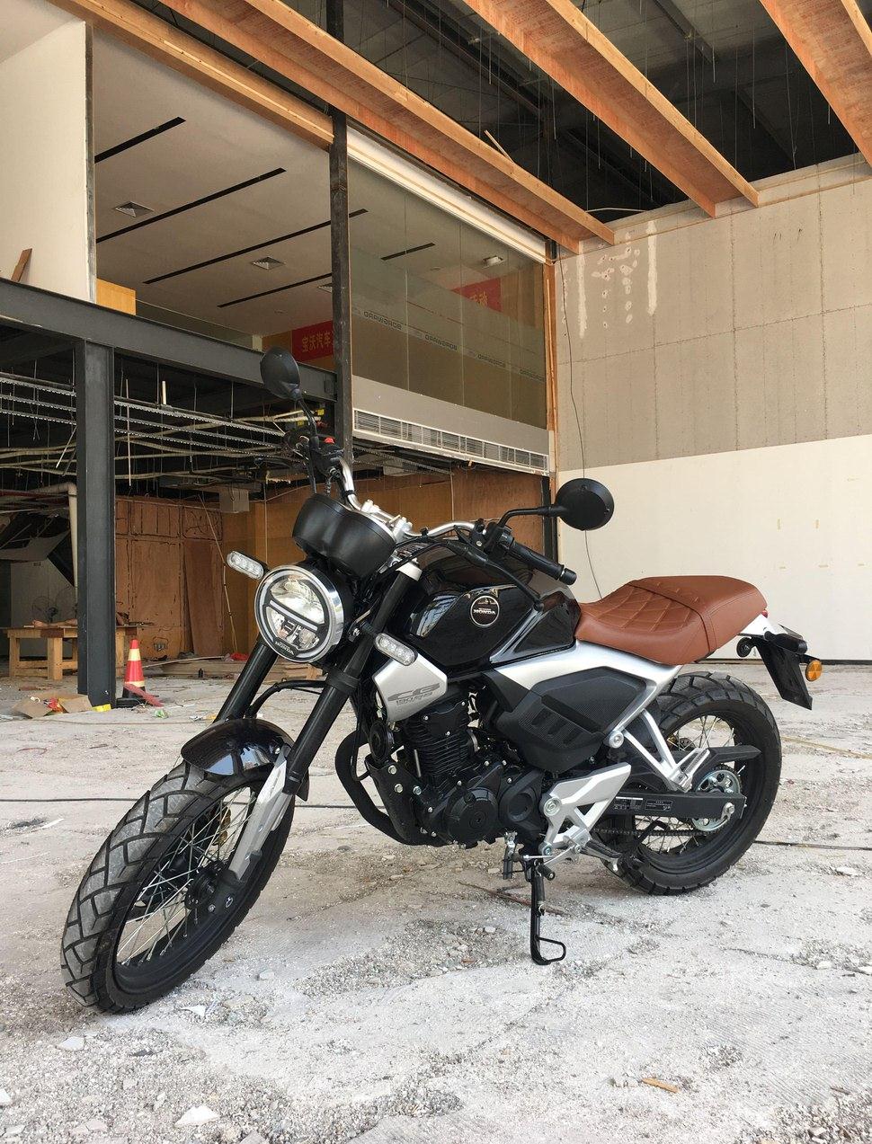 同事买了一辆日系车,同事买的摩托车