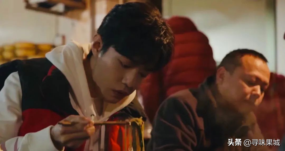 肖战重庆板凳面,肖战现身重庆一面馆吃豌杂面