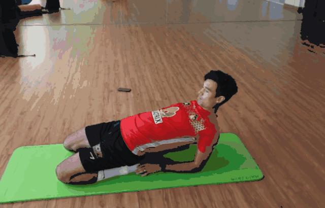 适合足球爱好者日常练习的柔韧性训练