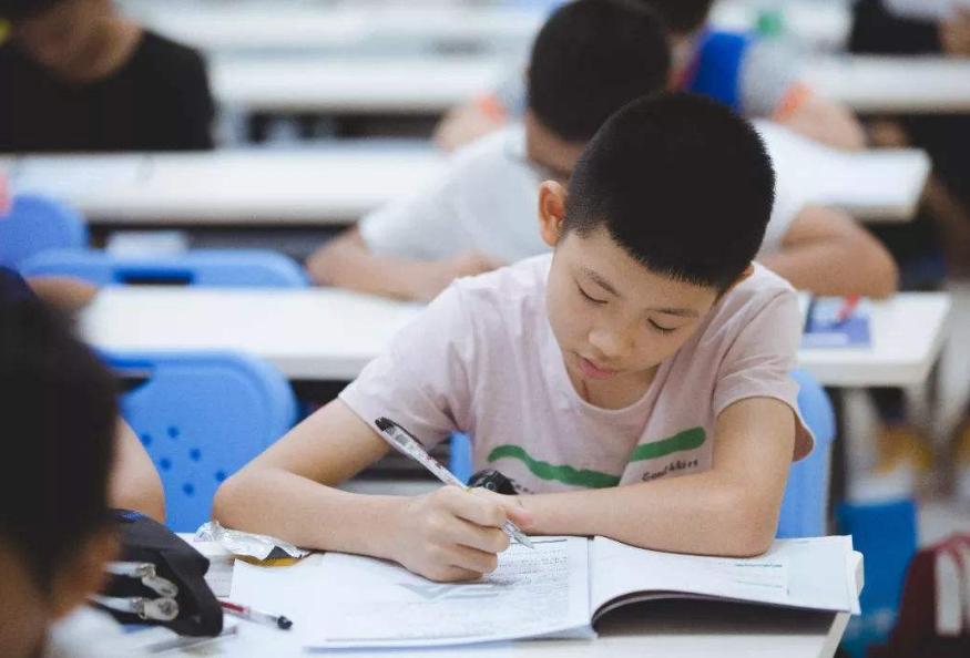 为何学校里的英语老师，多是女教师，校长说出其中原因