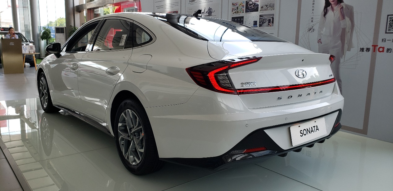 探访北京现代4s店伊兰特,北京现代索纳塔内景